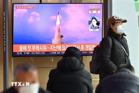 Người dân theo dõi qua truyền hình ở nhà ga Seoul (Hàn Quốc) về vụ phóng vật thể được cho là tên lửa đạn đạo của Triều Tiên, ngày 5/1/2022. (Ảnh: AFP/TTXVN) 