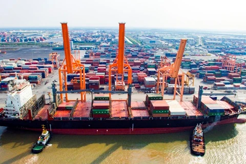 Bốc xếp hàng hóa container tại cảng Hải Phòng. (Ảnh: CTV/Vietnam+) 