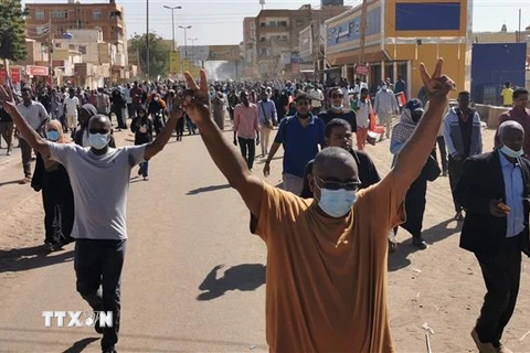 Người biểu tình tập trung tại thủ đô Khartoum, Sudan ngày 6/1/2022. (Ảnh: AFP/TTXVN) 