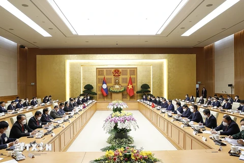 Quang cảnh buổi hội đàm giữa Thủ tướng Phạm Minh Chính và Thủ tướng Lào Phankham Viphavanh. (Ảnh: Dương Giang/TTXVN) 
