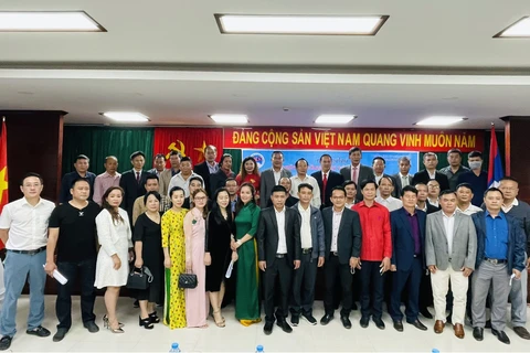 Các quan khách tham dự hội nghị đang chụp ảnh lưu niệm sau khi Đại hội được tổ chức thành công. (Nguồn: CTV/Vietnam+) 