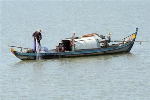Ngư dân đánh bắt cá trên sông Mekong. (Ảnh: AFP/TTXVN) 