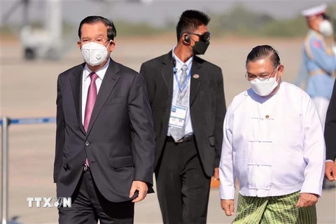 Thủ tướng Campuchia Samdech Techo Hun Sen (trái) tới thủ đô Nay Pyi Taw trong chuyến thăm Myanmar, ngày 7/1/2022. (Ảnh: THX/TTXVN) 