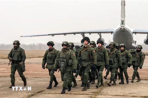 Binh sỹ Belarus thuộc lực lượng Tổ chức Hiệp ước an ninh tập thể (CSTO) tới Kazakhstan, ngày 8/1/2022. (Ảnh: AFP/TTXVN) 