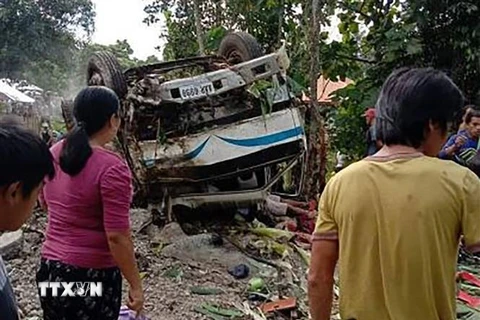 Hiện trường vụ tai nạn lật xe tại Balingasag, trên đảo Mindanao, Philippines. (Ảnh: AFP/TTXVN) 