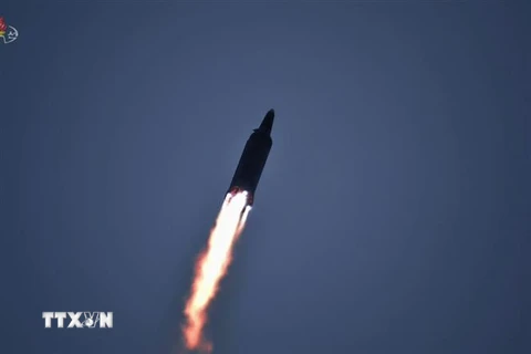 Vụ phóng thử tên lửa siêu vượt âm do Viện Khoa học Quốc phòng Triều Tiên thực hiện tại một địa điểm chưa xác định. (Ảnh: Yonhap/TTXVN) 