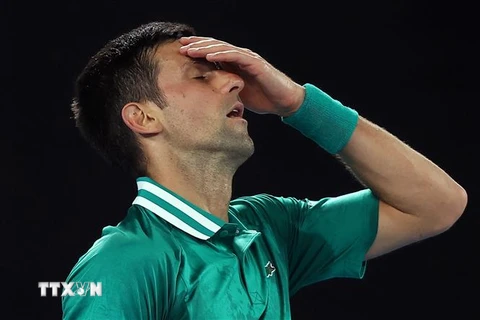 Tay vợt người Serbia Novak Djokovic trong trận đấu với tay vợt người Đức Alexander Zverev tại giải Australia mở rộng ở Melbourne ngày 16/2/2021. (Ảnh: AFP/TTXVN) 