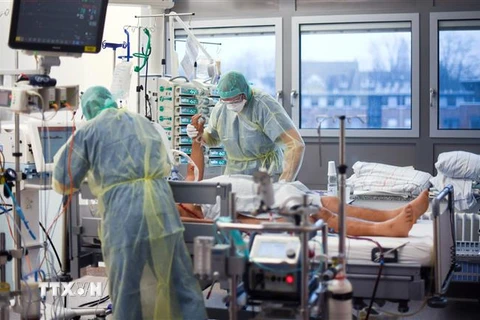 Nhân viên y tế điều trị cho bệnh nhân COVID-19 tại bệnh viện ở Bochum, Đức ngày 16/12/2021. (Ảnh: AFP/TTXVN) 