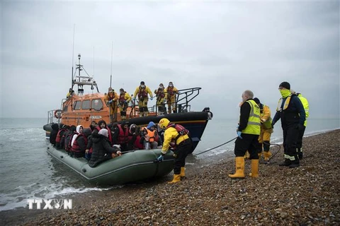 Người di cư được lực lượng chức năng Anh giải cứu khi cố tìm cách băng qua eo biển Manche từ Pháp vào Anh ngày 24/11/2021. (Ảnh: AFP/TTXVN) 
