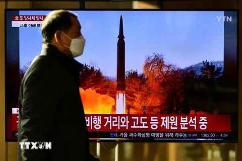 Hình ảnh phát trên truyền hình Hàn Quốc ở nhà ga Seoul ngày 14/1/2022 về vụ phóng thử tên lửa của Triều Tiên. (Ảnh: AFP/TTXVN) 
