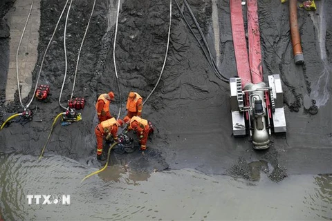 Lực lượng cứu hộ làm nhiệm vụ tại hiện trường vụ ngập lụt tại trạm điện ở Khu tự trị Cam Tư thuộc tỉnh Tứ Xuyên, Trung Quốc ngày 13/1/2022. (Ảnh: THX/TTXVN) 