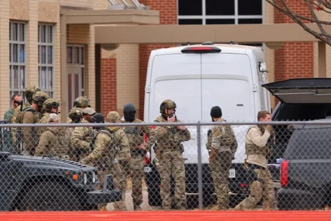 Các thành viên SWAT triển khai gần giáo đường Do Thái ở Colleyville, Texas. (Nguồn: AFP) 