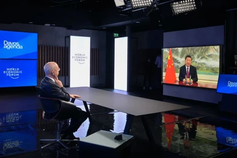 Người sáng lập và Chủ tịch điều hành Diễn đàn Kinh tế Thế giới (WEF) Klaus Schwab nghe Chủ tịch Trung Quốc Tập Cận Bình phát biểu tại phiên khai mạc. (Nguồn: AFP/Getty Images) 