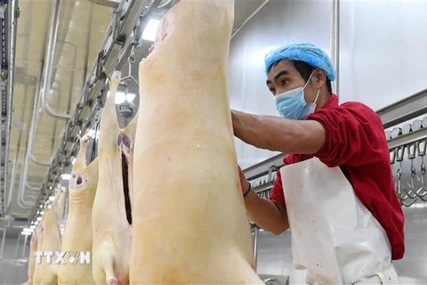 Công nhân chế biến thịt cừu tại một nhà máy ở Khu tự trị dân tộc Choang Quảng Tây, Trung Quốc, ngày 1/12/2021. (Ảnh: THX/TTXVN) 