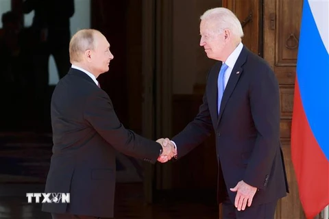 Tổng thống Nga Vladimir Putin (trái) trong cuộc gặp người đồng cấp Mỹ Joe Biden trước hội đàm tại Geneva (Thụy Sĩ), ngày 16/6/2021. (Ảnh: AFP/TTXVN) 