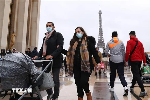 Người dân trên đường phố tại Paris, Pháp, ngày 29/12/2021. (Ảnh: THX/TTXVN) 