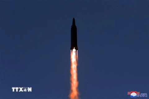 Một tên lửa siêu vượt âm được Triều Tiên phóng thử nghiệm tại một địa điểm không xác định. (Ảnh: AFP/TTXVN) 