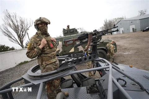 Lực lượng phòng vệ quốc gia Ukraine tham gia cuộc tập trận gần cảng biển Azov, ngày 19/4/2021. (Ảnh: AFP/TTXVN) 