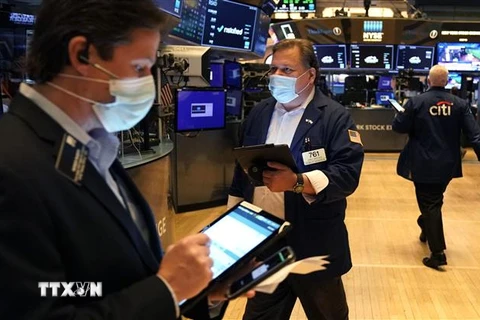 Các giao dịch viên tại thị trường chứng khoán New York, Mỹ. (Ảnh: AFP/TTXVN) 