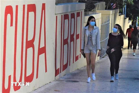 Người dân đeo khẩu trang phòng lây nhiễm COVID-19 tại Havana, Cuba, ngày 17/1/2022. (Ảnh: THX/TTXVN) 