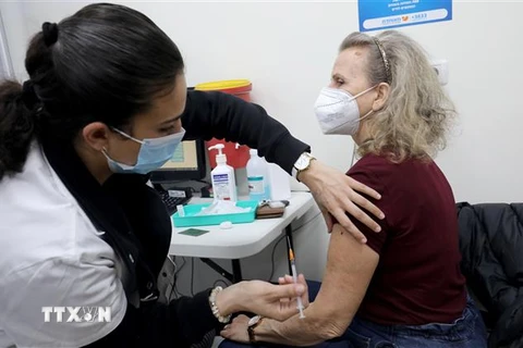 Nhân viên y tế tiêm vaccine phòng COVID-19 cho người dân tại thành phố Modiin, Israel ngày 12/1/2022. (Ảnh: THX/TTXVN) 