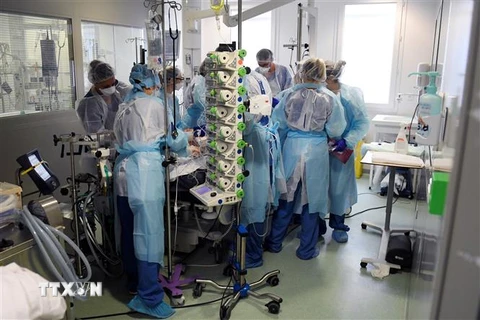 Nhân viên điều trị cho bệnh nhân COVID-19 tại bệnh viện ở Marseille, Pháp. (Ảnh: AFP/TTXVN) 