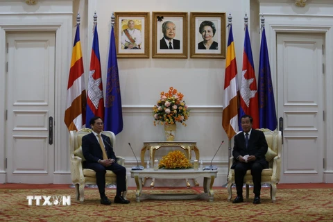 Thủ tướng Hoàng gia Campuchia Samdech Techo Hun Sen tiếp Bộ trưởng Ngoại giao Bùi Thanh Sơn tại cung Hòa Bình. (Ảnh: TTXVN) 