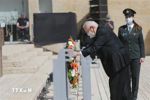 Tổng thống Israel Reuven Rivlin (trái) đặt hoa tưởng niệm các nạn nhân trong thảm họa diệt chủng Do Thái ở Yad Vashem, Jerusalem ngày 8/4/2021. (Ảnh: THX/TTXVN) 