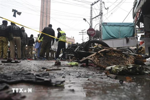 Hiện trường vụ nổ bom tại Lahore, Pakistan, ngày 20/1/2022. (Ảnh: AFP/TTXVN) 