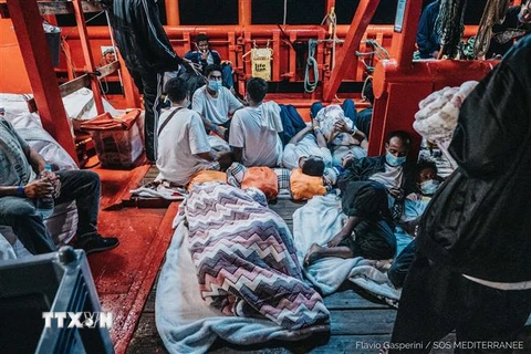 Tàu cứu hộ Ocean Viking chở người di cư tới cảng Porto Empedocle, trên đảo Sicily, Italy, ngày 6/7/2021. (Ảnh: AFP/TTXVN) 