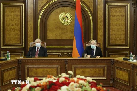 Tổng thống Armenia Armen Sarkissian (trái) và Thủ tướng Nikol Pashinyan tại một cuộc họp ở Yerevan ngày 30/9/2020. (Ảnh: AFP/TTXVN) 