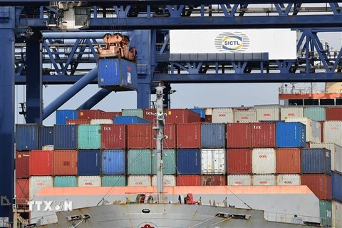 Container hàng hóa được bốc dỡ tại cảng ở Sydney, Australia. (Ảnh: AFP/TTXVN) 