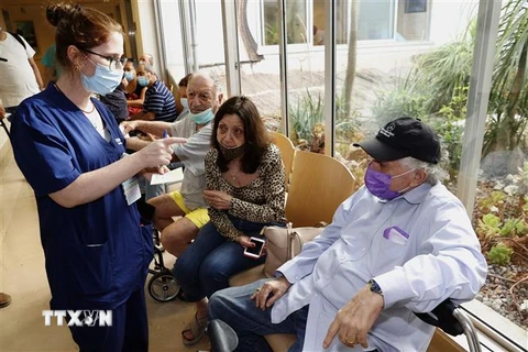 Người cao tuổi chờ tiêm vaccine phòng COVID-19 tại Tel Aviv, Israel. (Ảnh: AFP/TTXVN) 