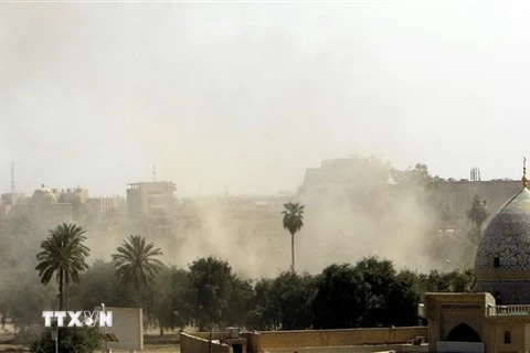 Khói bốc lên sau một vụ tấn công tại Baghdad, Iraq. (Ảnh: AFP/TTXVN) 