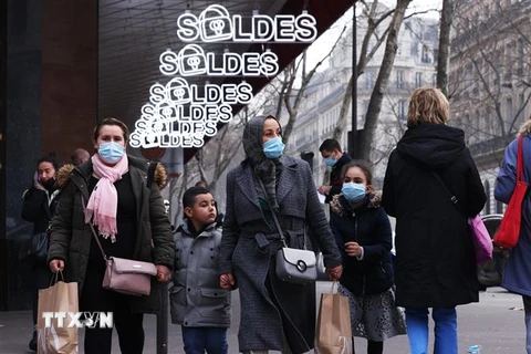 Người dân đeo khẩu trang phòng dịch COVID-19 tại Paris, Pháp. (Ảnh: THX/TTXVN) 