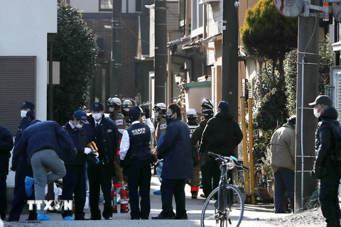 Cảnh sát Nhật Bản điều tra bên ngoài căn nhà ở thành phố Fujimino, thuộc tỉnh Saitama, nơi xảy ra vụ đối tượng tấn công 3 nhân viên y tế, ngày 28/1/2022. (Ảnh: AFP/TTXVN) 