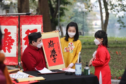 [Photo] Người dân Thủ đô du Xuân không quên thông điệp 5K