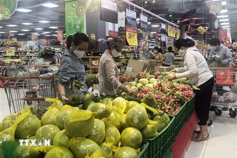 Nhóm ngành hàng trái cây Việt được bố trí quầy, kệ tại khu vực riêng và được người tiêu dùng Thành phố Hồ Chí Minh ưa chuộng. (Ảnh: Mỹ Phương/TTXVN) 