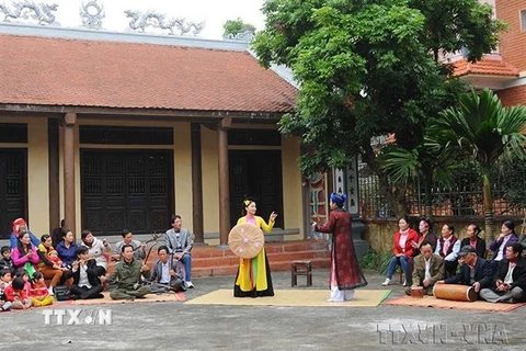 Làng chèo Khuốc (xã Phong Châu, huyện Đông Hưng, tỉnh Thái Bình) là một trong những cái nôi của nghệ thuật hát Chèo dân gian đã được UNESCO công nhận. Năm 2005, Câu lạc bộ UNESCO bảo tồn nghệ thuật sân khấu Chèo Đông Hà được thành lập và tạo dựng được thư