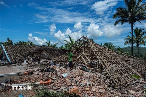 Nhà cửa bị phá hủy sau một trận động đất tại Indonesia. (Ảnh: AFP/TTXVN) 