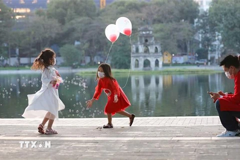 Trẻ em vui chơi tại Hồ Gươm. (Ảnh: Thanh Tùng/TTXVN) 