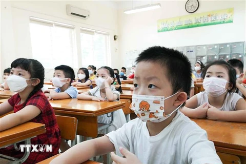 Học sinh tiểu học của Hà Nội học trực tiếp tại trường. (Ảnh: Thanh Tùng/TTXVN) 