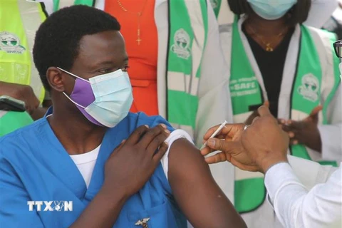 Nhân viên y tế tiêm vaccine ngừa COVID-19 tại bệnh viện ở Abuja, Nigeria ngày 5/3/2021. (Ảnh: THX/TTXVN) 