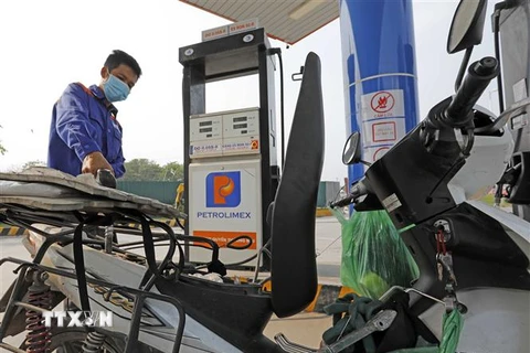 Mua bán xăng tại cửa hàng bán lẻ xăng, dầu Petrolimex. (Ảnh: Trần Việt/TTXVN) 