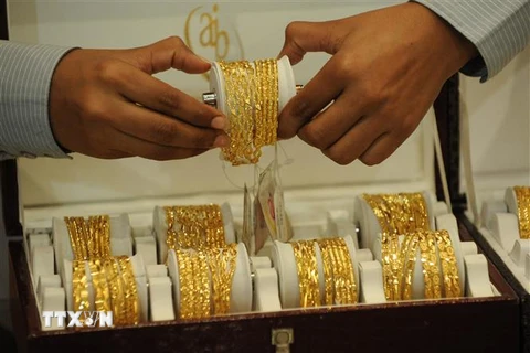 Một cửa hàng vàng tại Ahmedabad, Ấn Độ. (Ảnh: AFP/TTXVN) 