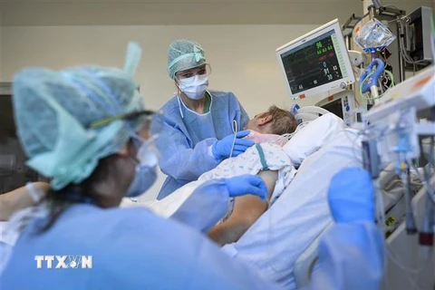 Nhân viên y tế điều trị cho bệnh nhân COVID-19 tại bệnh viện ở Brussels, Bỉ. (Ảnh: AFP/TTXVN) 