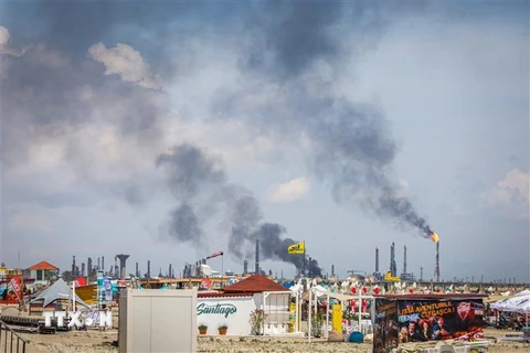Một nhà máy lọc dầu ở Navodari, Romania. (Ảnh: AFP/TTXVN) 