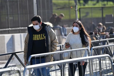 Người dân đeo khẩu trang phòng dịch COVID-19 tại Rome, Italy ngày 24/1/2022. (Ảnh: THX/TTXVN) 