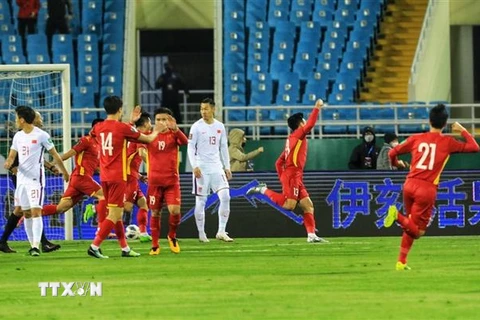 Các cầu thủ đội tuyển Việt Nam ăn mừng sau bàn thắng mở tỷ số của Hồ Tấn Tài (13) ở phút thứ 9 vào lưới đội tuyển Trung Quốc. (Ảnh: Tuấn Anh/TTXVN) 