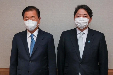 Ngoại trưởng Hàn Quốc Chung Eui-yong (trái) và người đồng cấp Nhật Bản Yoshimasa Hayashi. (Nguồn: Yonhap) 